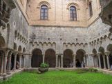 <center>Monastère Saint Pierre de Galligants et son Musée d’Archéologique de Catalogne</center>Le cloître.