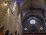 <center>La Cathédrale de Gérone.</center>L'intérieur montre la grandiose nef gothique unique, couverte par une voûte à arcades diagonales soutenues par des groupes de petites colonnes.