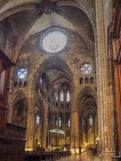 <center>La Cathédrale de Gérone.</center>L'intérieur montre la grandiose nef gothique unique, couverte par une voûte à arcades diagonales soutenues par des groupes de petites colonnes.