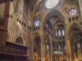 <center>La Cathédrale de Gérone.</center>Devant le presbytère et fermant le fond de la grande nef, un mur est érigé avec un arc central et deux latéraux, plus trois oculi, deux plus petits au-dessus des trois petites fenêtres de la claire-voie et un plus grand au centre, près de la voûte. Les vitraux du presbytère datent du XVIe siècle, sur le thème de la vie de la Vierge.