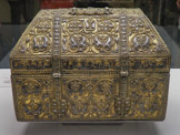 <center>La Cathédrale de Gérone.</center>offret de Hicham II. Le coffret de Hicham II, du Xe siècle, est un cadeau du calife de Cordoue à l'évêque de Gérone. Il est gravé d’argent et d'or et a été signé sous le verrou par l'orfèvre juif Juda ben Boçla.