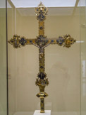 <center>La Cathédrale de Gérone.</center>Croix de procession «aux Emaux ». Peres Bernés, 1350-1360. Argent doré, émaux, bois.