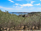 <center>Cadaqués.</center>L’une des criques les plus connues de Cadaqués est la crique de Portlligat où résida Dalí durant de nombreuses anées. Le nom de Portlligat peut s’expliquer parce que si nous regardons la mer depuis la plage, nous pouvons voir comme si c’était l’image d’un lac. Il y a deux îles, l’île de Portlligat, et à côté il y en a une petite, Sa Farnera. La maison de Dalí était jadis un groupe de baraques de pêcheurs. Précisément ce fut là où l’artiste trouva le paix et l’inspiration pour ses créations artistiques.