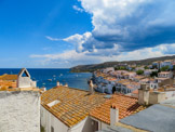 <center>Cadaqués.</center>Du parvis de l’église, on a une vue sublime sur une partie de la baie et du vieux village.