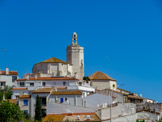 <center>Église Santa Maria de Cadaqués. </center>L'église se situe au point culminant du centre historique, comme suspendue et flottant dans l'air. Sa silhouette toute blanche, immortalisée par d'innombrables peintres, est emblématique de Cadaqués. De style gothique tardif, sa construction fut entreprise au milieu du XVIème siècle, bien que certaines parties aient été réalisées ultérieurement. Le clocher a une base carrée avec un corps supérieur octogonal.