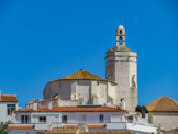 <center>Église Santa Maria de Cadaqués. </center>L'église se situe au point culminant du centre historique, comme suspendue et flottant dans l'air. Sa silhouette toute blanche, immortalisée par d'innombrables peintres, est emblématique de Cadaqués. De style gothique tardif, sa construction fut entreprise au milieu du XVIème siècle, bien que certaines parties aient été réalisées ultérieurement. Le clocher a une base carrée avec un corps supérieur octogonal.