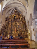 <center>Église Santa Maria de Cadaqués. </center>L'austérité extérieure du bâtiment contraste avec l'intérieur, qui abrite un retable baroque de Pau Cost. L'église, de style gothique tardif, comporte une seule nef avec des chapelles latérales aboutissant à un chevet polygonal, lui-même abritant l'un des plus importants retables baroques de Catalogne réalisé par le sculpteur Pau Costa, achevé par Joan Torras, et dédié à la vierge.