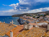 <center>Cadaqués.</center>Du parvis de l’église, on a une vue sublime sur une partie de la baie et du vieux village.