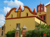 <center> Ille-sur-Têt.</center>L'Hospici d'Illa, ou ancien hospice Saint-Jacques, est un ancien hospice des XVIIe et XVIIIe siècles. La façade occidentale est ornée d'un fronton rompu baroque orné de pyramidions et de boules de granit.