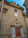 <center> Ille-sur-Têt.</center>L'église Saint-Étienne. La construction d'une nouvelle église fut décidée après la destruction de l'ancienne paroisse lors du siège de la ville par les Français en 1642. La reconstruction s'échelonne de 1667 à 1723, sous la direction de l'architecte Joseph Morato (vers la fin de la construction). Elle possède une façade imposante, d'esprit baroque, avec un portail de marbre de Caunes du XVIIIe siècle.