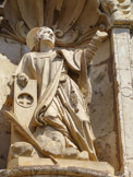 <center> Ille-sur-Têt.</center>L'église Saint-Étienne. Statue de Saint Etienne qui foule au pied les cailloux qui ont servi à sa lapidation.