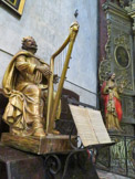 <center> Ille-sur-Têt.</center>L'église Saint-Étienne. Une belle statue du roi David jouant de la harpe. L’oeuvre date du début du XVIIIème siècle et aurait été initialement conçue pour décorer l’orgue. Cette statue pourrait avoir été sculptée par Jacint Morato, qui réalisa les boiseries de l'orgue.