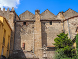 <center> Ille-sur-Têt.</center>Une des façades latérales de l'église Saint-Étienne. A gauche, le sommet du clocher, un des rares éléments de l'ancienne église à avoir été conservé, est bâti du XIIe au XIVe siècle. Il contient deux cloches, de 1736 et 1766, ainsi qu'un carillon de quinze cloches fondues entre 1875 et 1878.