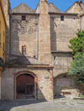 <center> Ille-sur-Têt.</center>Place del Ram. Un narthex, sans doute édifié au XIXème siècle, est surmonté d’une statue de St Sébastien qui rappelle l’importance de ce saint dans la piété populaire, notamment en période d’épidémie.