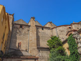 <center> Ille-sur-Têt.</center>De grands contreforts soutiennent les chapelles latérales de l'église.