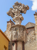 <center> Ille-sur-Têt.</center>La croix de cimetière. 16e siècle. Sur une face, le Christ crucifié. On trouvait ce type de croix aux croisées des chemins.