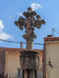 <center> Ille-sur-Têt.</center>La croix de cimetière. 16e siècle. Sur l'autre, la Vierge à l'Enfant.