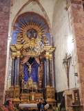 <center> Ille-sur-Têt.</center>L'église Saint-Étienne. Chapelle du Dévot Christ. Retable du milieu du XVIIIe siècle. Il s'apparente à la famille des retables de l'atelier du sculpteur Josep Navarre.