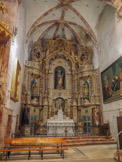 <center> Ille-sur-Têt.</center>L'église Saint-Étienne. Chapelle de Notre Dame du Rosaire. Retable de la 2de moitié du XVIIIe siècle. Antoine Domingo. Ce retable réintroduit des éléments plus anciens comme la Vierge centrale qui proviendrait d'un ancien retable autrefois dans l'église de la Rodona et un panneau sculpté représentant l'Annonciation du XVIIIème siècle. La Vierge est entourée par saint Dominique et sainte Catherine de Sienne, tous deux dominicains, ordre religieux qui contribua à la propagation de la dévotion du rosaire. Au sommet, deux bustes sculptés en médaillons représentent Julie et Eulalie, les deux patronnes d’Elne. On remarquera l’importance du style rocaille dans les divers éléments des boiseries. En avant du retable, deux statues beaucoup plus récentes : St Vincent de Paul (1893) et Ste Cécile (1894).