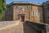 <center>Le château de Suze-la-Rousse.</center>Porte d'entrée du XVIIe siècle, surmonté du blason des LaBbaume Suze. Ce pont 