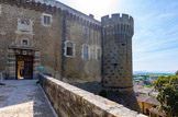 <center>Le château de Suze-la-Rousse.</center>Il est bâti sur un promontoire rocheux, occupé par les Princes d’Orange du 12ème au 15ème siècle. C'est un ouvrage militaire médiéval protégé par ses tours, son rempart et son fossé sec.