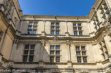 <center>Le château de Suze-la-Rousse.</center>Cour d’honneur. La façade Est. Séparant les deux étages, au centre, un grand blason montre les ancres marines entourées du collier de l’Ordre de Saint Michel et surmontées de la couronne comtale.