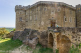 <center>Le château de Suze-la-Rousse.</center>Dans les douves, on peut voir les vestiges du pont-levis.