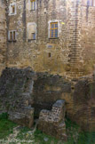 <center>Le château de Suze-la-Rousse.</center>Les vestiges du pont-levis. L'ancienne entrée, murée au XVIe siècle lors de la construction du pont actuel, est repérable sur la façade Ouest (autour de la petite fenêtre). Les vestiges de l'arc de retombées du premier pont sont visibles de l'autre côté du fossé.