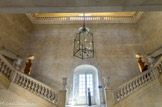 <center>Le château de Suze-la-Rousse.</center>Escalier d’honneur. Occupant une grande partie de l’aile est du château, ce vestibule impressionne par ses dimensions et son volume.
Entièrement restauré au début du 19e siècle, l’escalier d’honneur est bâti sur le modèle d’un escalier du 17e siècle préexistant.