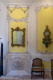 <center>Le château de Suze-la-Rousse.</center>Miroir. Provence, milieu du 18e siècle. Sapin doré, glace. <br> Cartel et sa console. Paris, vers 1750. Bronze doré, corne, émail. Edme-Jean Causard (vers 1720-1780), Nicolas Jean Marchand (1697-1757).