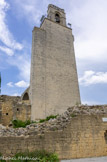 <center>Chamaret </center>La tour. Devant la tour, la muraille qui séparrait les deux puissances antagonistes, l'évêque de St Paul pour le Fort Sud et les Adhémar pour la Tour.