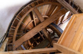<center>Le moulin de Paillas</center>Le mécanisme vu de dessous. A droite, l'arbre moteur venant de l'extérieur sur lequel sont fixées les ailes.