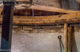 <center>Le moulin de Paillas</center>L'ensemble composé du toit, de la charpente, de la mécanique intérieure et des ailes est « posé » sur le chemin fixe au sommet de la tour et son poids de plusieurs tonnes l’empêche de basculer. On fait pivoter le toit et les ailes par soulèvements successifs en s’aidant de bois appelés boulins. Dans le chemin dormant, en bas, sont encastrés des cylindres en bois sur lesquels va glisser le chemin courant, en haut.