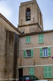 <center>Gassin.</center>L'église actuelle, datée de 1558, a été construite directement sur le rocher et renforcée par une série de contreforts. La cloche Saint Laurent, datée du XVIIIe siècle, est l'une des rares ayant survécu à la Révolution dans le Var.