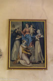 <center>Gassin.</center>Tableau le Don du rosaire, avec la Vierge, à sa gauche saint Dominique, à sa droite sainte Catherine de Sienne et sainte Lucie tenant une coupelle avec ses yeux. 1587, attribué à Coriolano Malagavazzo.