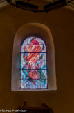 <center>Gassin.</center>La lumière du soleil est filtrée par le dernier vitrail au-dessus de l'entrée et ses rayons illuminent le chemin vers l'autel.