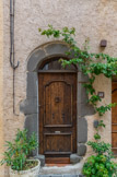 <center>Gassin.</center>La rue Longue est bordée de vieilles portes dont la plus ancienne date de 1422.