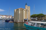 <center>Port Grimaud.</center>Au sommet de la tour, qui mesure 16 mètres, une cloche de bronze est supportée par un campanile en fer forgé créé par le ferronnier d'art M. Bernard.
