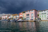 <center>Port Grimaud.</center>Chaque résident possède un emplacement de bateau devant son habitation. Entre rues intérieures et canaux, les logements forment une continuité bâtie rythmée par les portes d'entrée.