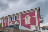 <center>Port Grimaud.</center>Maison avec décors en trompe l'oeil.