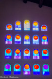 <center>Port Grimaud.</center>L'Église Saint-François-d'Assise. Les 25 vitraux dessinés par le plasticien franco-hongrois Victor  Vasarely représentent le cycle du soleil