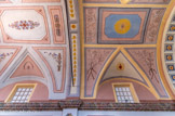 <center>Église Saint-Honorat et Notre-Dame-de-l’Assomption.</center>Les voûtes ont reçu un décor géométrique de grande qualité égayé d’éléments floraux, exécuté à la charnière des XIXe et XXe siècles. Le fresquiste Guy Ceppa les a habilement restaurées en 1997-1998.