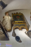 <center>La sacristie.</center>Un Jésus de Prague ? un lutrin.