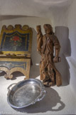<center>La sacristie.</center>Statuette en bois du XIIème siècle dédiée à St Etienne ou St Esteve ?