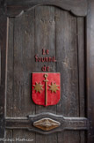 <center>Rimplas.</center>Sur la porte du fournil, les armoiries du village, qui comportent deux étoiles et un bourdon de pèlerin, rappellent que Rimplas appartenait au Comté de Beuil et que Saint Roch est patron du village.