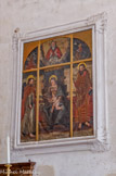 <center>Eglise Saint-Jacques-le-Majeur.</center>Triptyque de la Vierge à l'Enfant (1576), peinture sur bois : la Vierge enseigne à l'Enfant, encadrée des deux apôtres et saints du village, saints Jacques et Philippe.