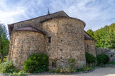 <center>Église de l’Invention de la Sainte-Croix</center>Le chevet et ses absides.
Sur les trois absides subsiste en partie haute un décor dit de bandes lombardes, appelées aussi lésènes, qui trahissent l’origine des maçons ayant œuvré à la construction au XIe siècle. À la suite de plusieurs tremblements de terre survenus au XVIe et au XVIIe siècle, l'église fut en partie enterrée par des coulées de boue. Des travaux ont permis de dégager les absides de leurs remblais avalancheux et leur ont rendu leur aspect premier.