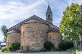 <center>Église de l’Invention de la Sainte-Croix</center>Le chevet et ses absides.
Sur les trois absides subsiste en partie haute un décor dit de bandes lombardes, appelées aussi lésènes, qui trahissent l’origine des maçons ayant œuvré à la construction au XIe siècle. À la suite de plusieurs tremblements de terre survenus au XVIe et au XVIIe siècle, l'église fut en partie enterrée par des coulées de boue. Des travaux ont permis de dégager les absides de leurs remblais avalancheux et leur ont rendu leur aspect premier. Le clocher, probablement effondré lors du séisme, est reconstruit et l'on ajoute le porche à l'entrée de l'église.