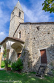 <center>Église de l’Invention de la Sainte-Croix</center>Un contre-fort et le porche d'entrée.