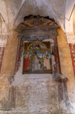 <center>Église de l’Invention de la Sainte-Croix</center>Bas côté nord : après être entré dans l'église, par la porte principale, le pèlerin longe ensuite ce mur nord vers l'entrée des cryptes. Autel avec blason de la famille Laugeris, tableau des stigmates de Saint François, XVIe.